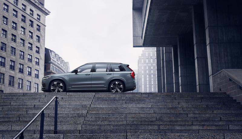 Illustration for article titled The 2020 Volvo XC90 Looks Basically the Same But Adds Kinetic Energy Recovery Like an F1 Car